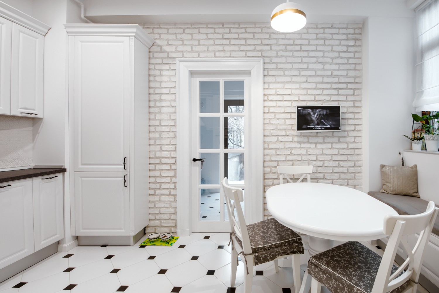 Bucătărie albă stil bistro - apartament cu aer franțuzesc de lângă parcul Cișmigiu - arh. Cătălina Simion, Volucre (3)