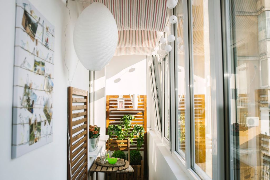 renovare de balcon inchis la bloc, cu termopane si mobilier montat in perete