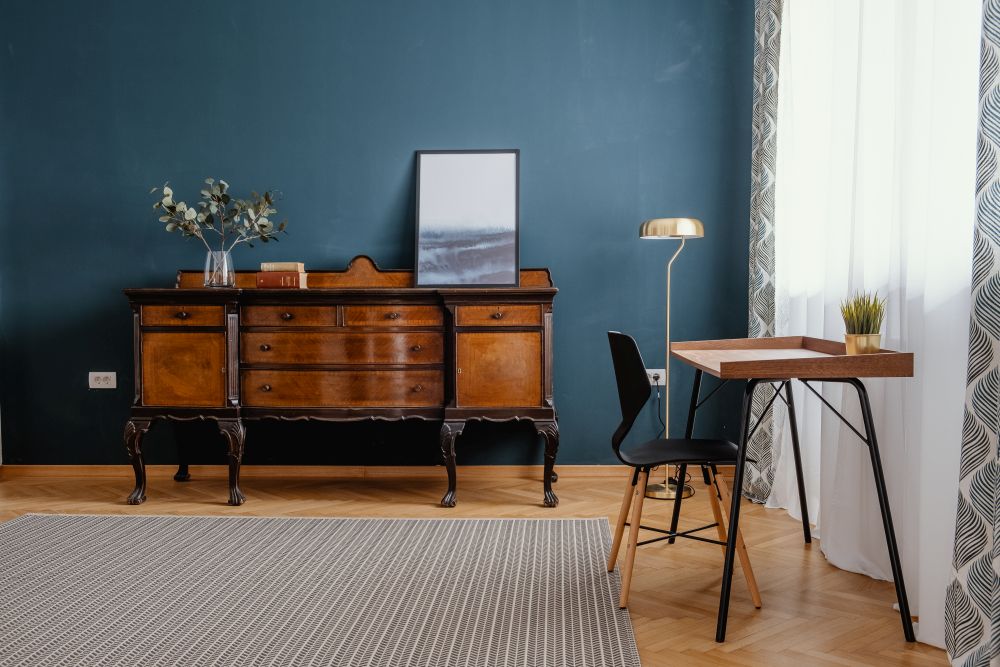 foaier amenajat in stil mid century modern cu mobilier din lemn perete petrol si parchet chevron din lemn