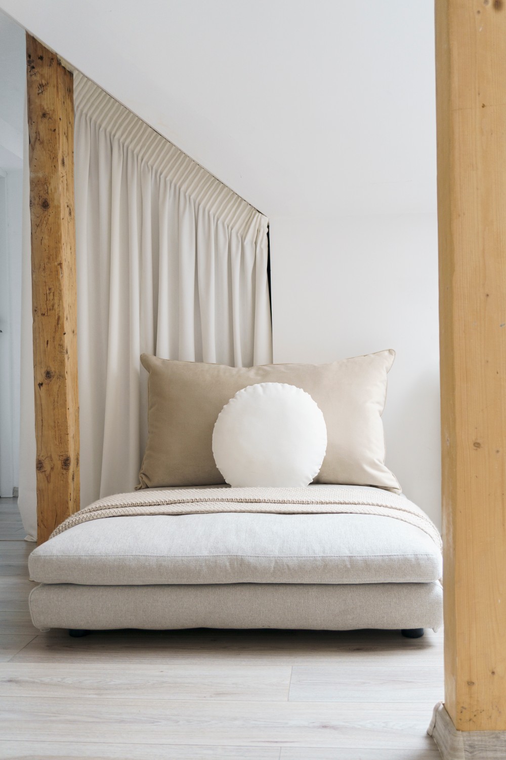fotoliu_living_mansardă_în_stil_scandinav