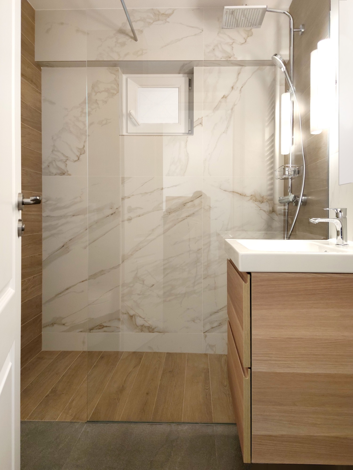 Amenajare baie cu lemn și marmură - arhitect Oana Țapu