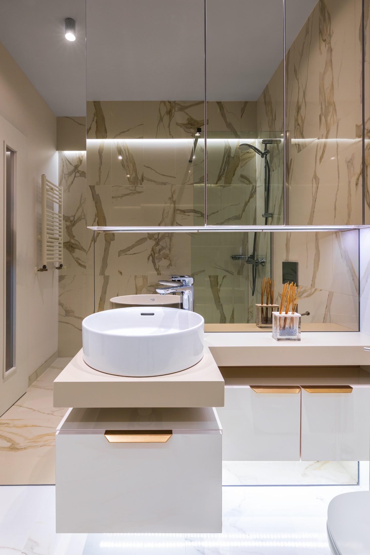 Amenajare baie glam cu marmură apartament elegant de închiriat Cătălina Simion Volucre