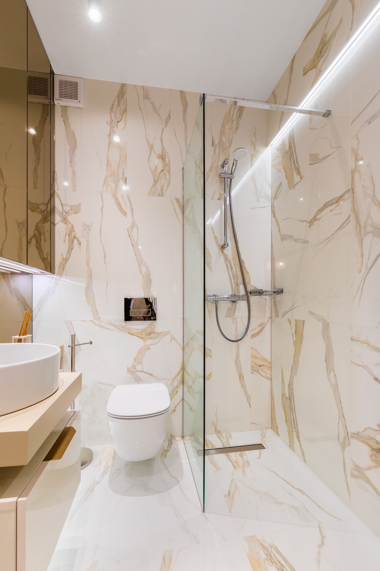 Amenajare baie glam cu marmură apartament elegant de închiriat Cătălina Simion Volucre