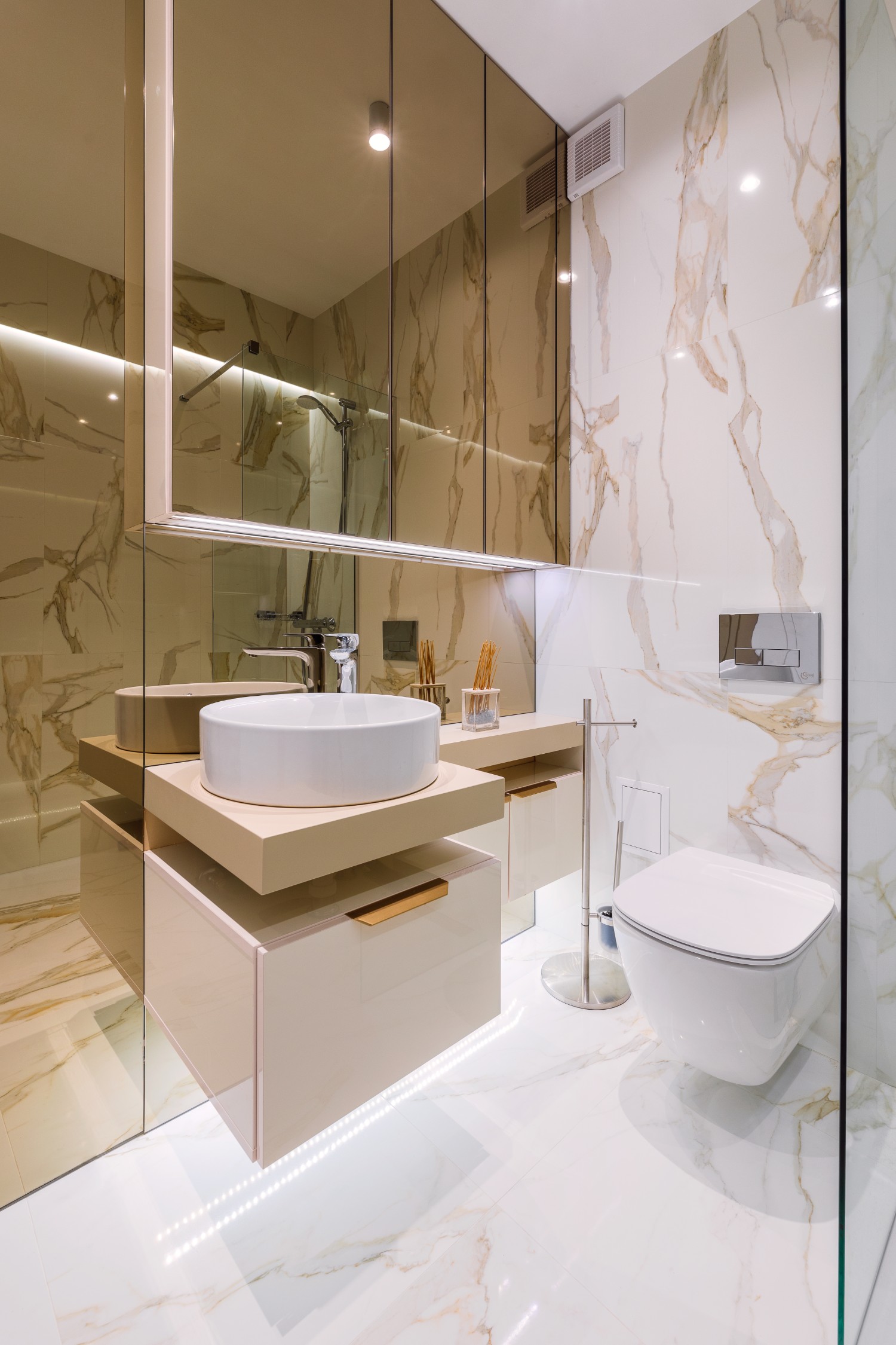 Amenajare baie glam cu marmură apartament elegant de închiriat Cătălina Simion Volucre