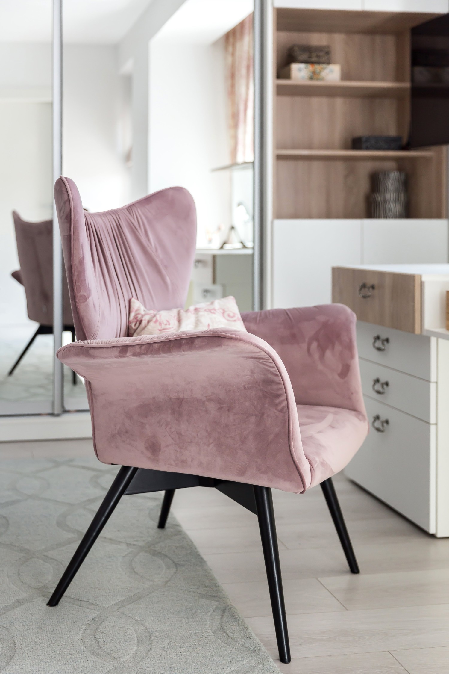 Amenajare dormitor elegant Buzău - fotoliu roz catifea - arh. Ștefania Bobaru - Vim Studio