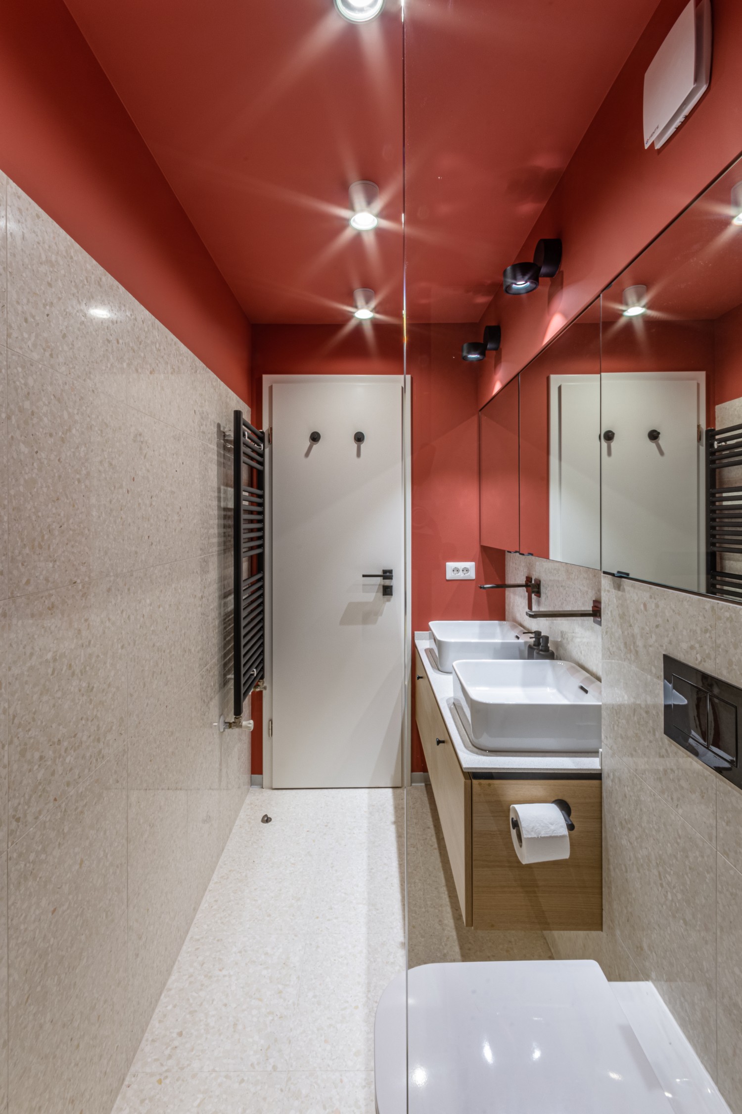 Baie cu vopsea roșu teracotă și terrazzo - Craftr (1)