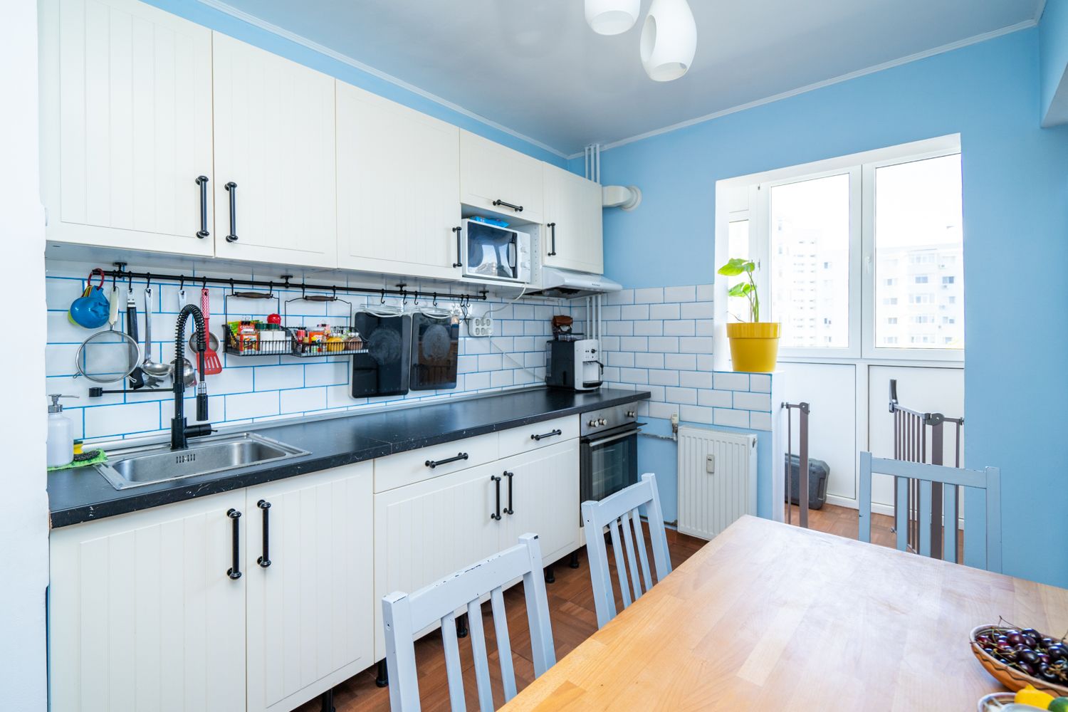 bucătărie_minimalistă_home_tour_laura_teodora
