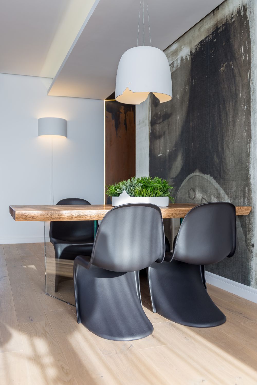 amenajare contemporana in zona de dining cu scaune planton si corp de iluminat sculptural