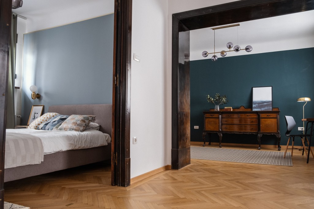 inspiratii amenajari interioare apartament stil mid-century modern cu parchet din lemn chevron si pereti gri turcoaz