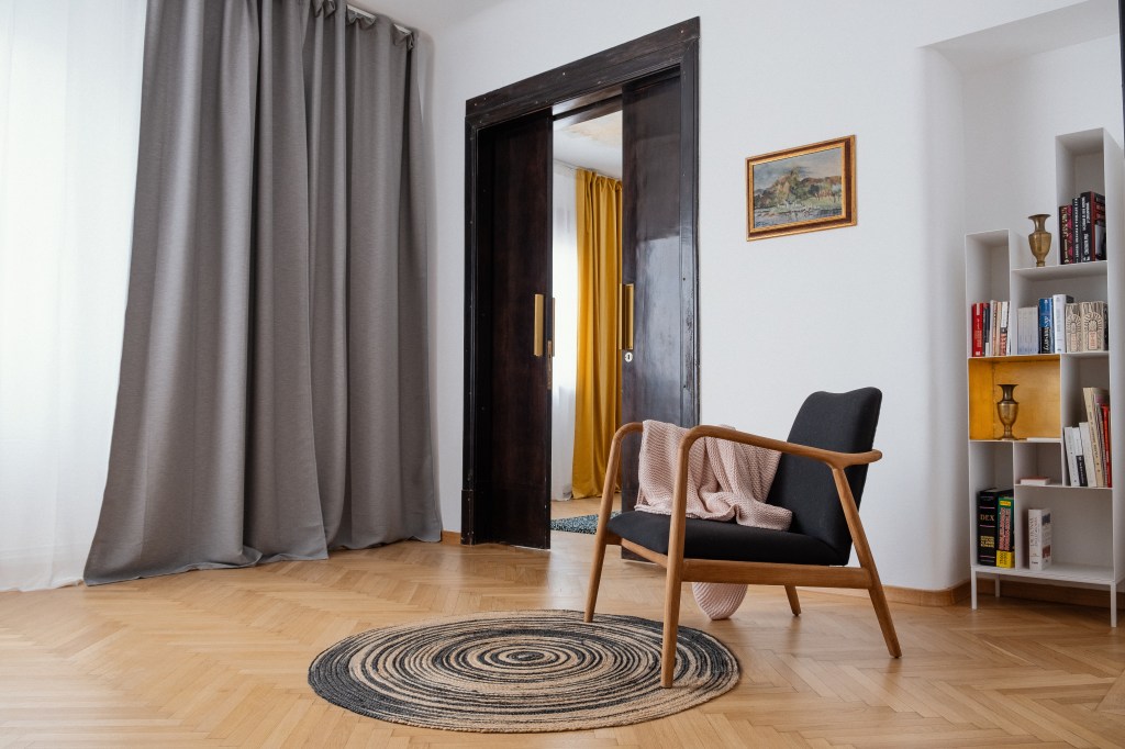 living mid century modern cu fotoliu cu brate din lemn