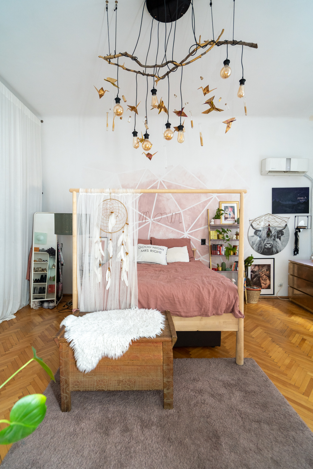 Apartament cu trei camere Calea Victoriei - acasă la arh. Larisa Rățoi - dormitor cu perete roz și lustră DIY
