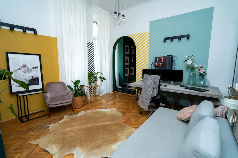 Apartament cu trei camere Calea Victoriei - acasă la arh. Larisa Rățoi - perete tablouri pereți bleu (3)