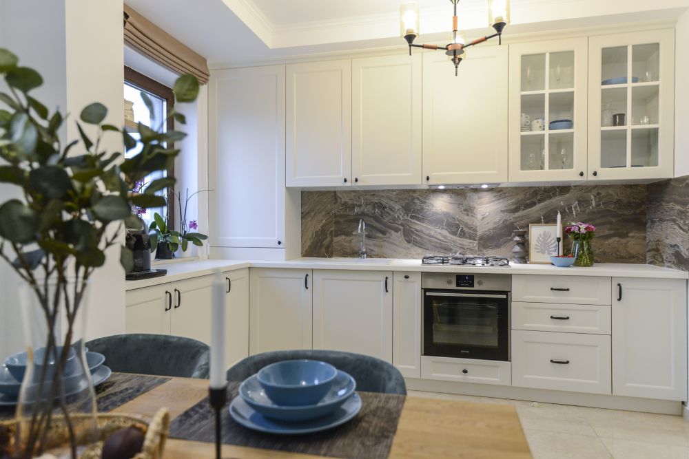 imagini cu bucatarii amenajate contrablat