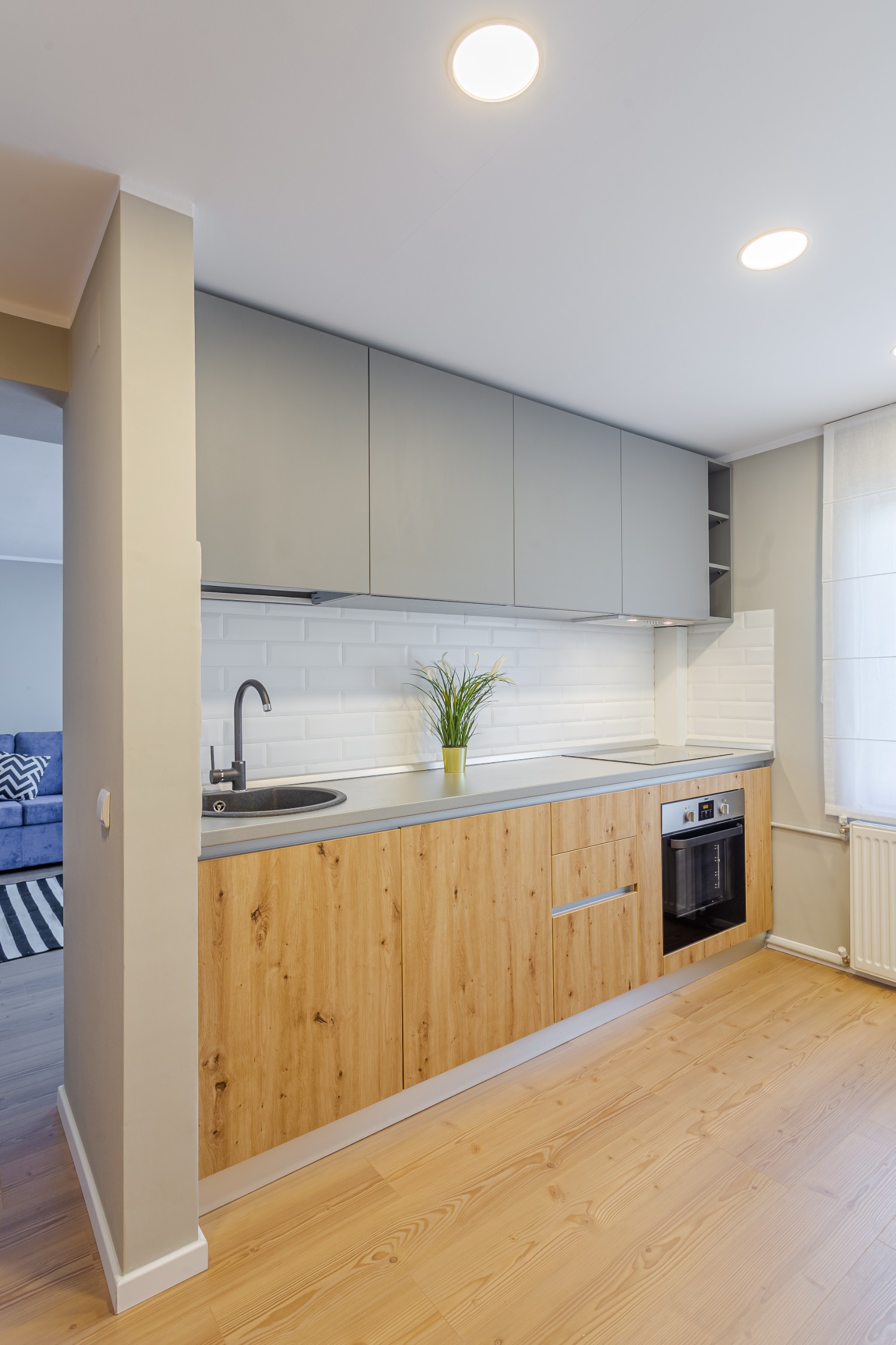 Amenajare bucatarie moderna cu gri si alb_arh. Cristiana Zgripcea (2)