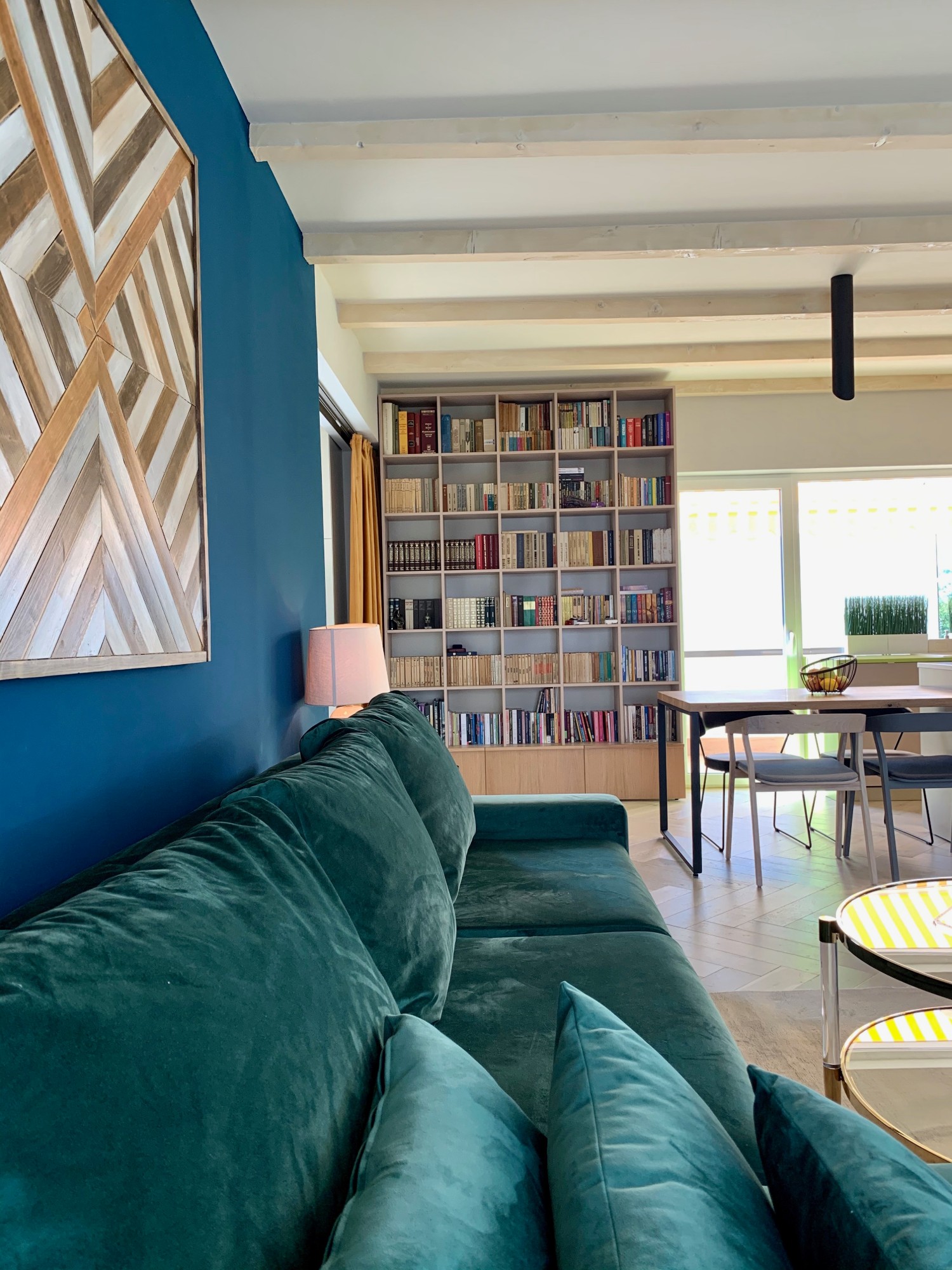 Living cu bucătărie open space bibliotecă - penthouse Baia Mare_designer Raul Șerban Hangar 7586