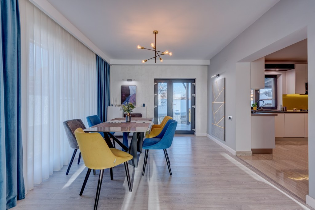 Living modern vila Klimt Targu Jiu - designer Camelia Radu - mobilier modern canapea gri vopsea decorativa gri accente de galben si albastru (3)