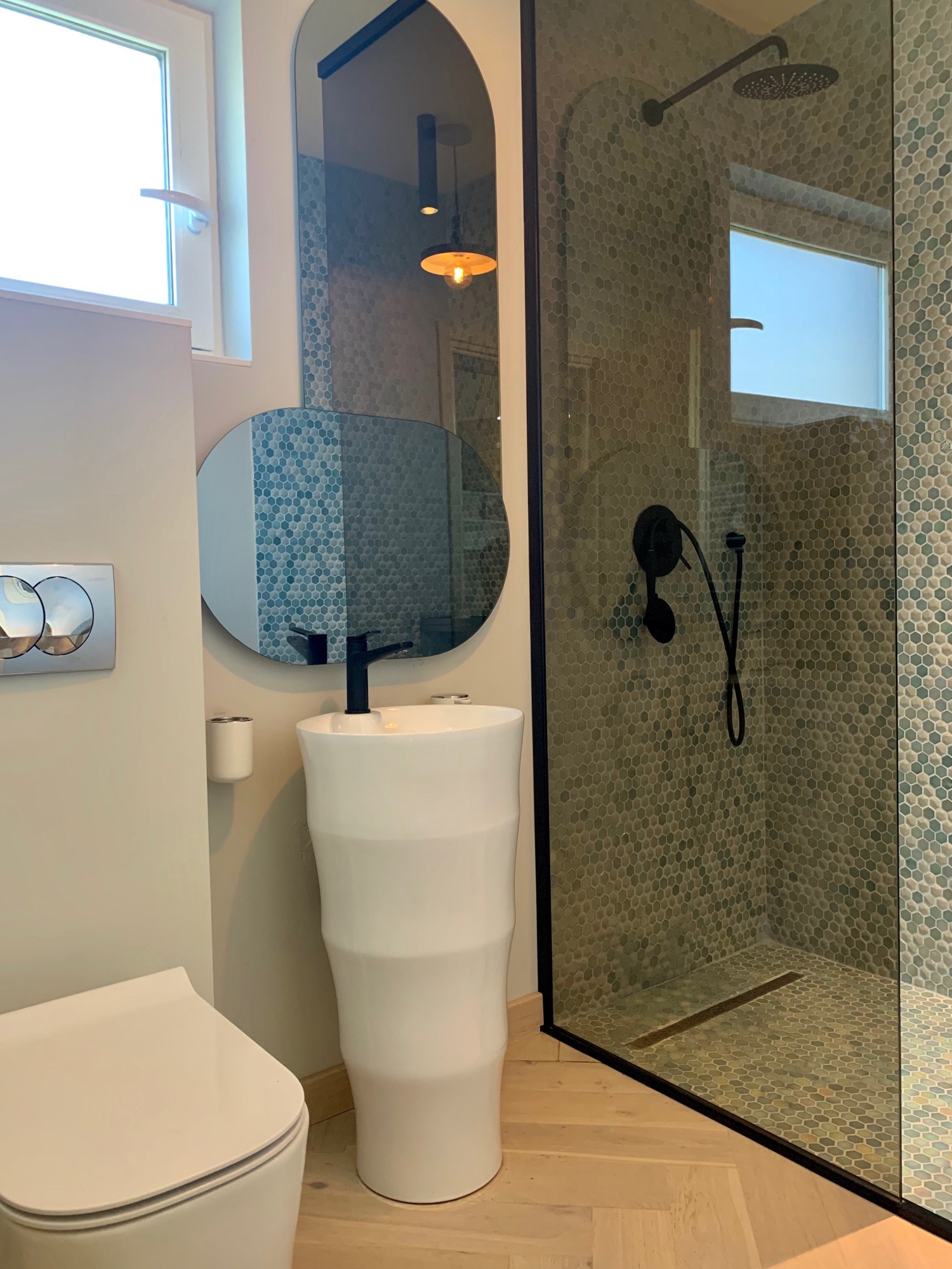 Baie cu mozaic albastru penthouse Baia Mare - designer Raul Șerban Hangar7586