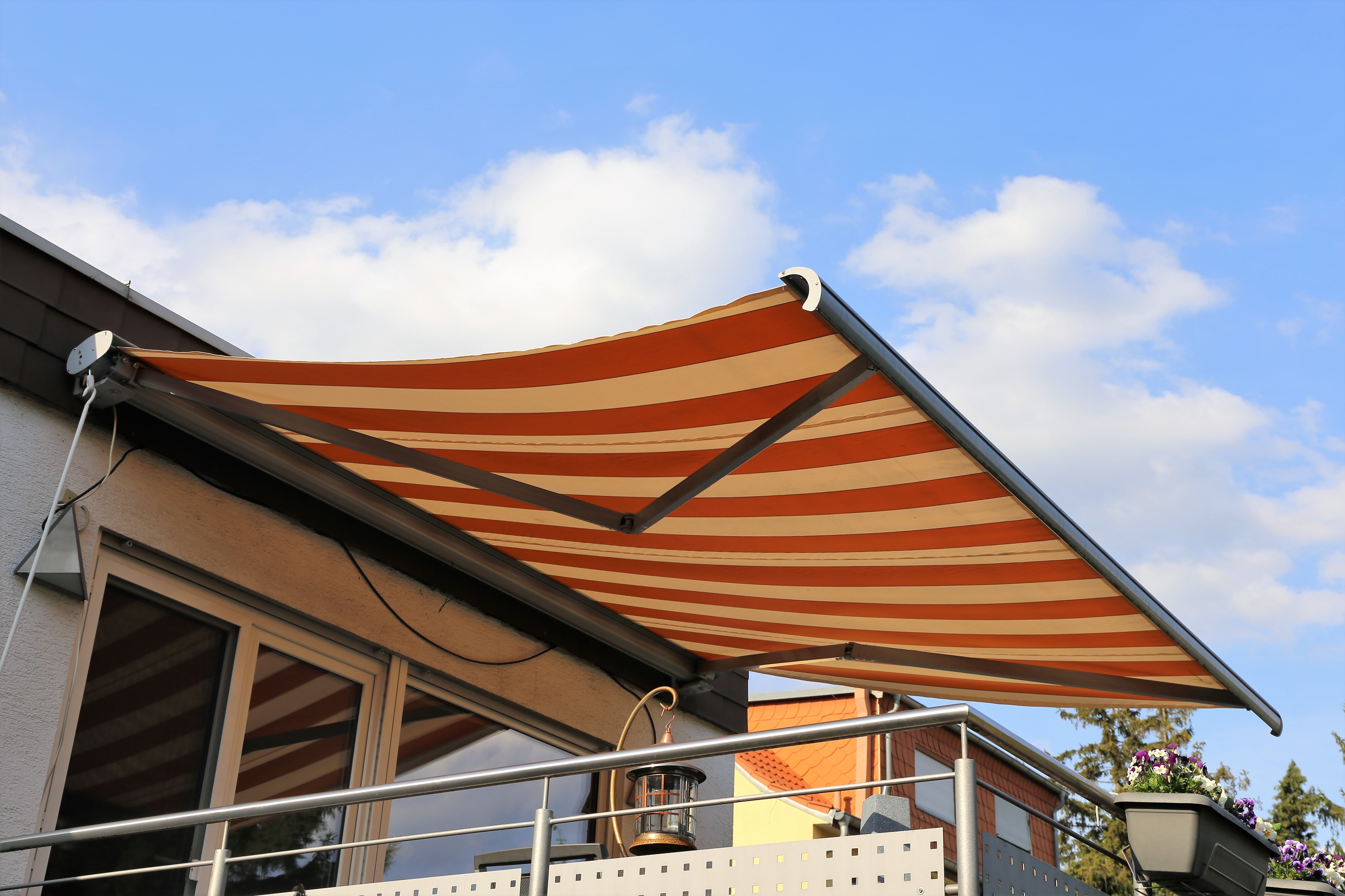 soluții umbrire balcon copertină