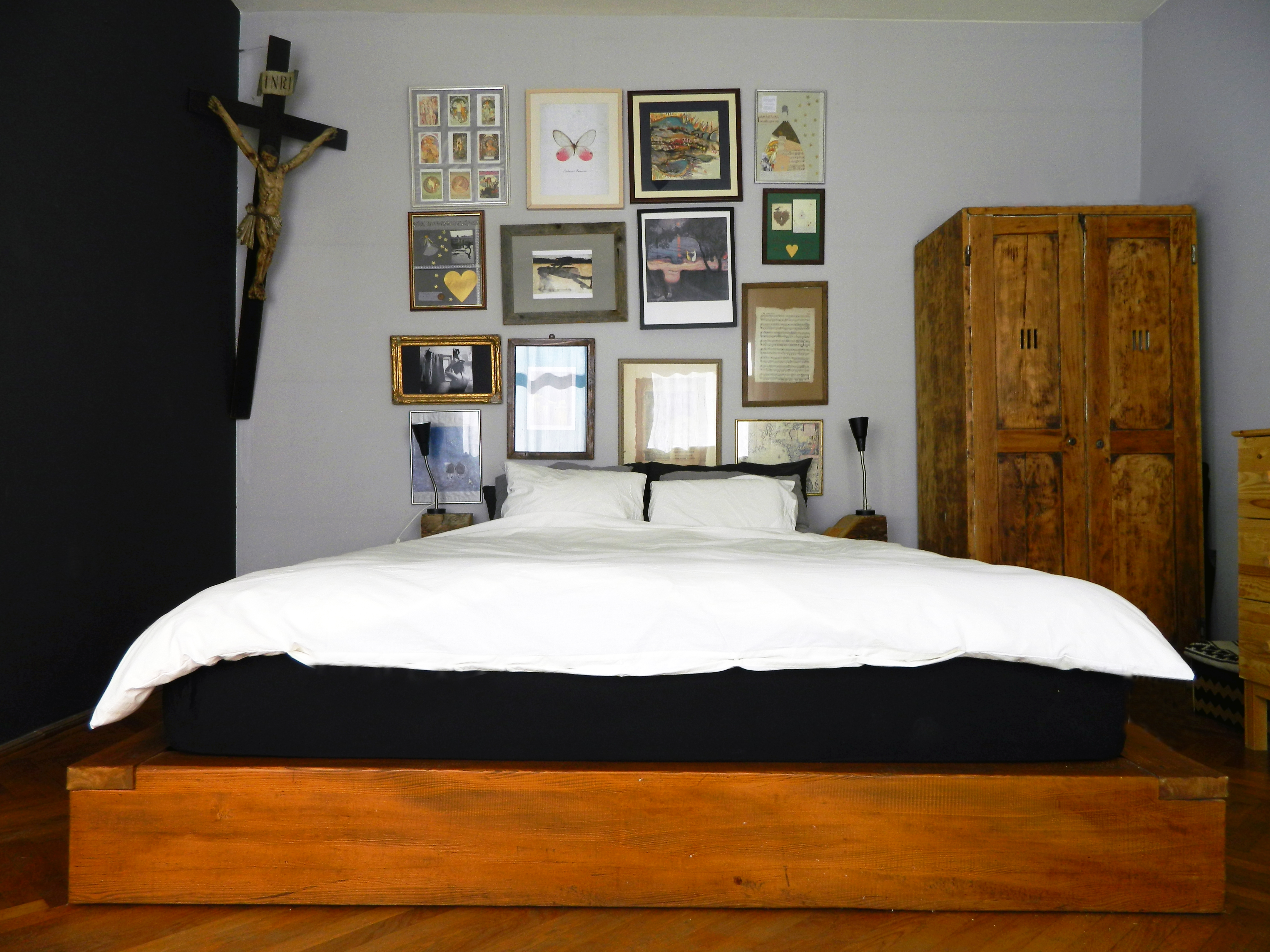 dormitor perete negru crucifix