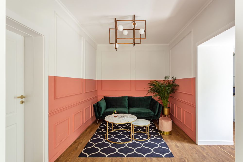 idei amenajare apartament cu 2 camere semidecomandat living pereti roz decor albastru covor cu imprimeu stil art deco