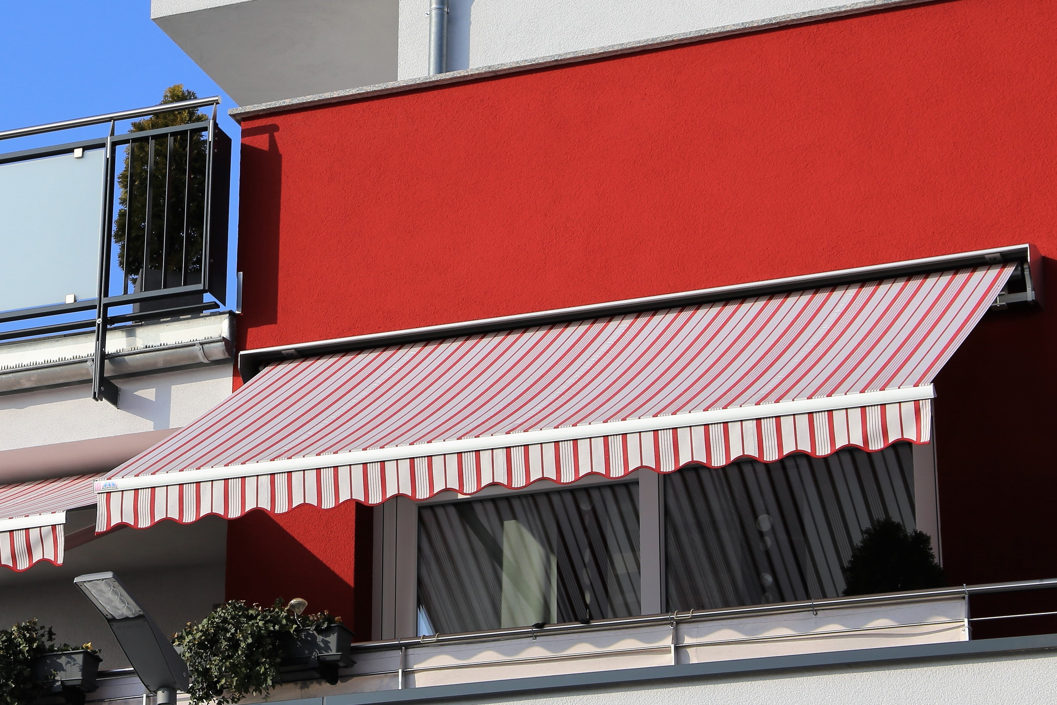soluții umbrire balcon marchiză