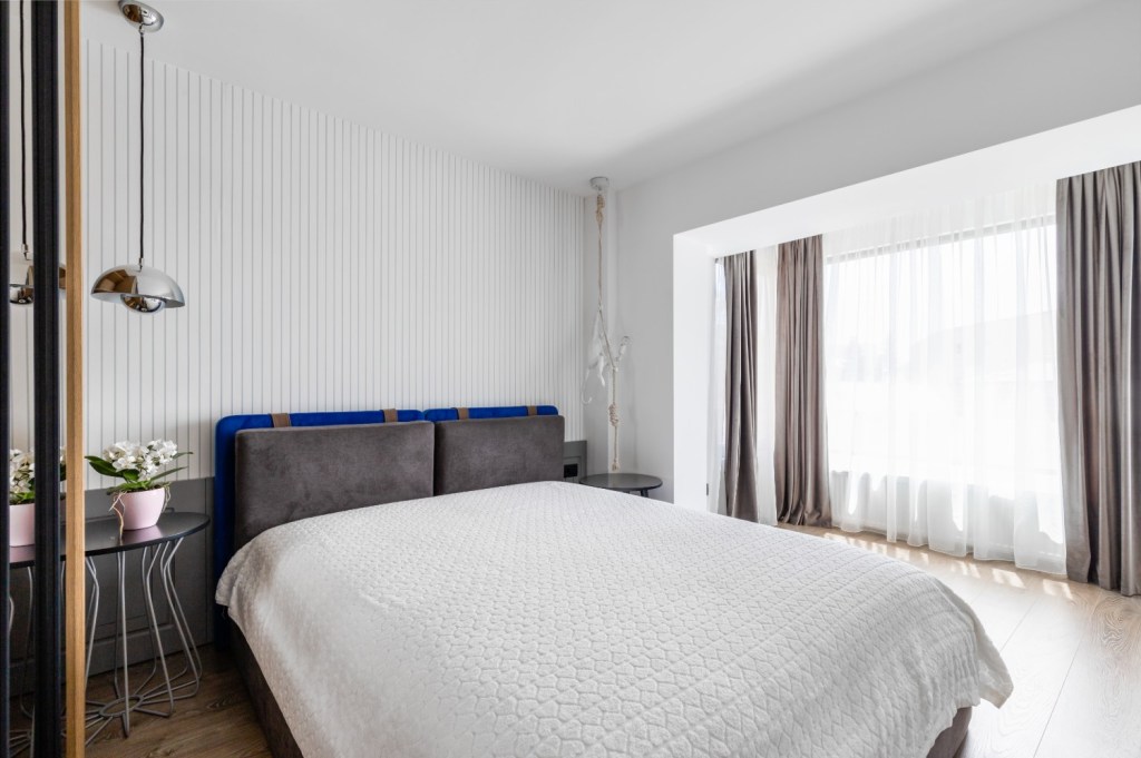 Dormitor modern apartament Constanta - Pure Mess Design (1)