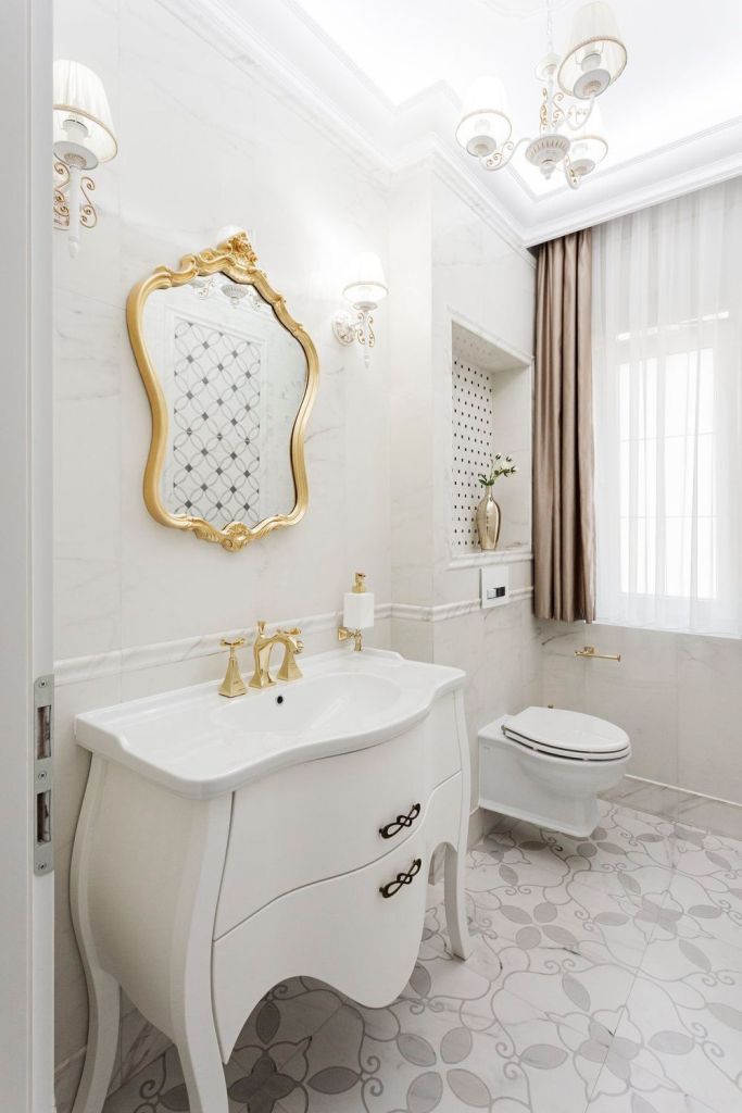 inspiratii amenajari interioare stil clasic baie cu oglinda cu rama aurie