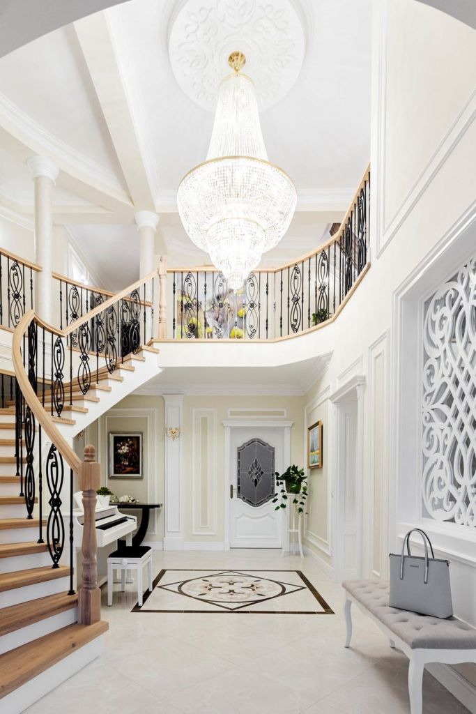 inspiratii amenajari interioare in stil clasic hol cu scara si candelabru