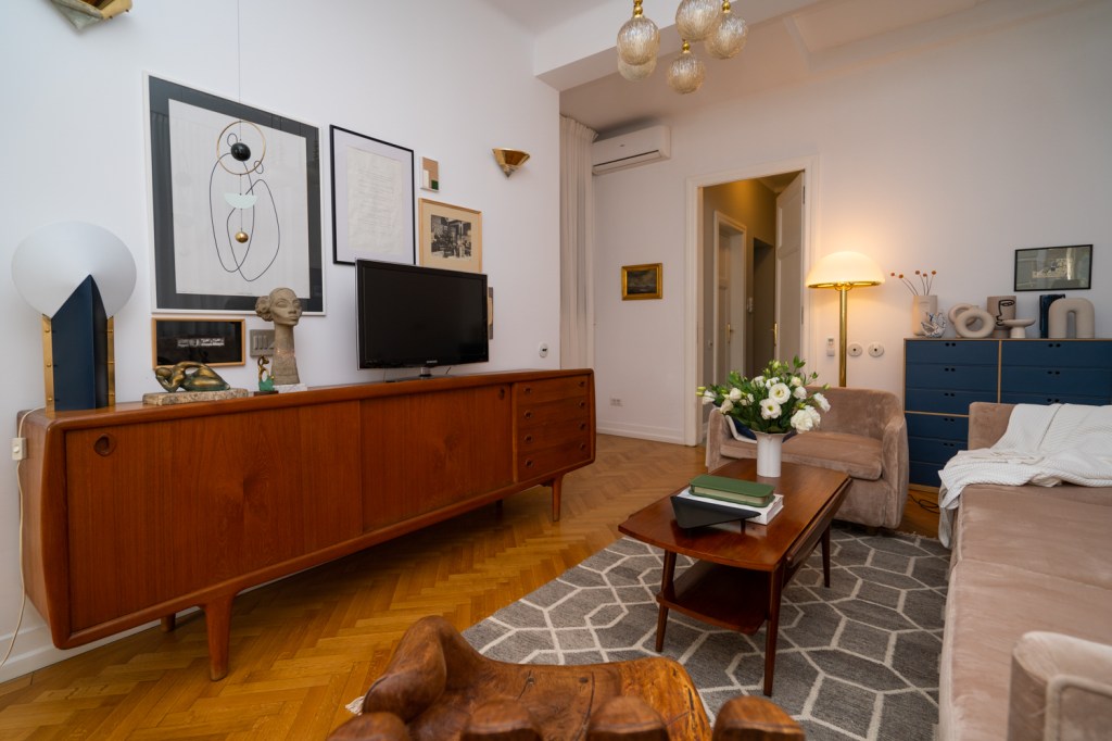 amenajări interioare vintage mobilier vechi lemn reconditionat in living