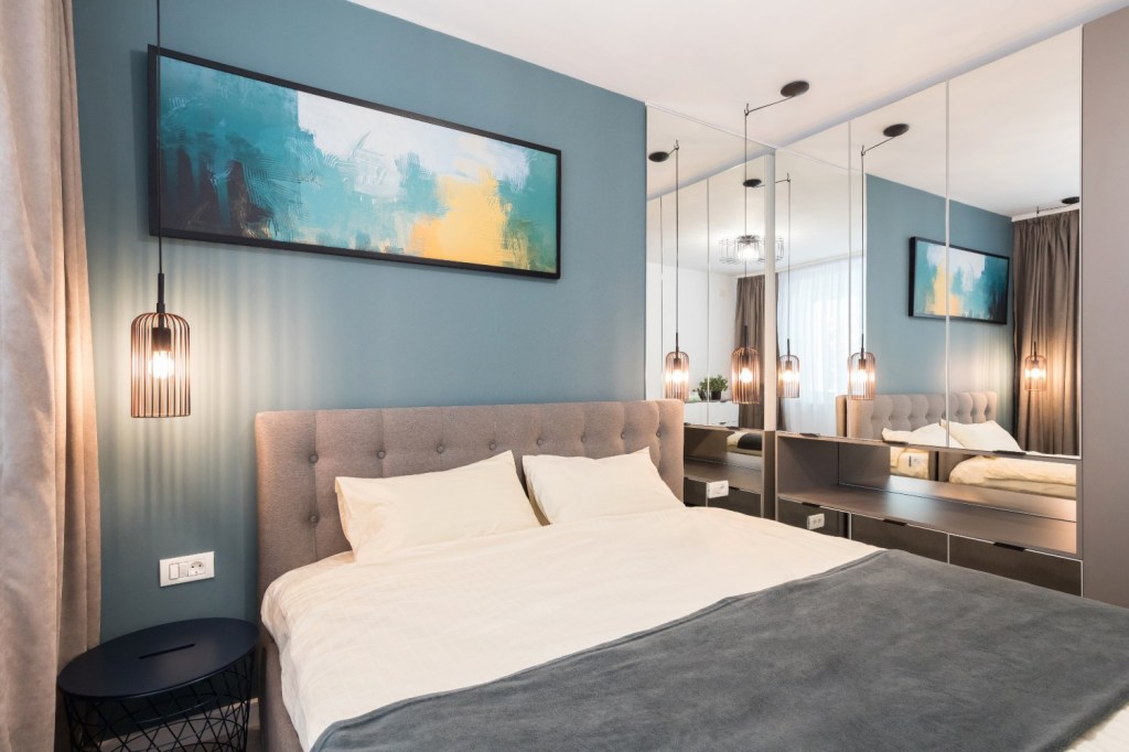 Renovare apartament Militari Vim Studio - dormitor pat gri
