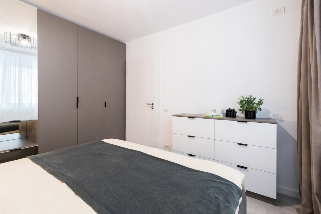 Renovare apartament Militari Vim Studio - dormitor pat gri