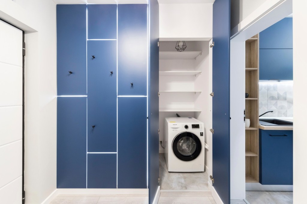 Renovare apartament Militari Vim Studio - dulap albastru hol 2