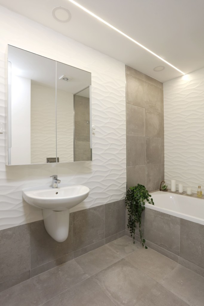 Amenajare baie alb si gri designer Cristian Patrascu (1)