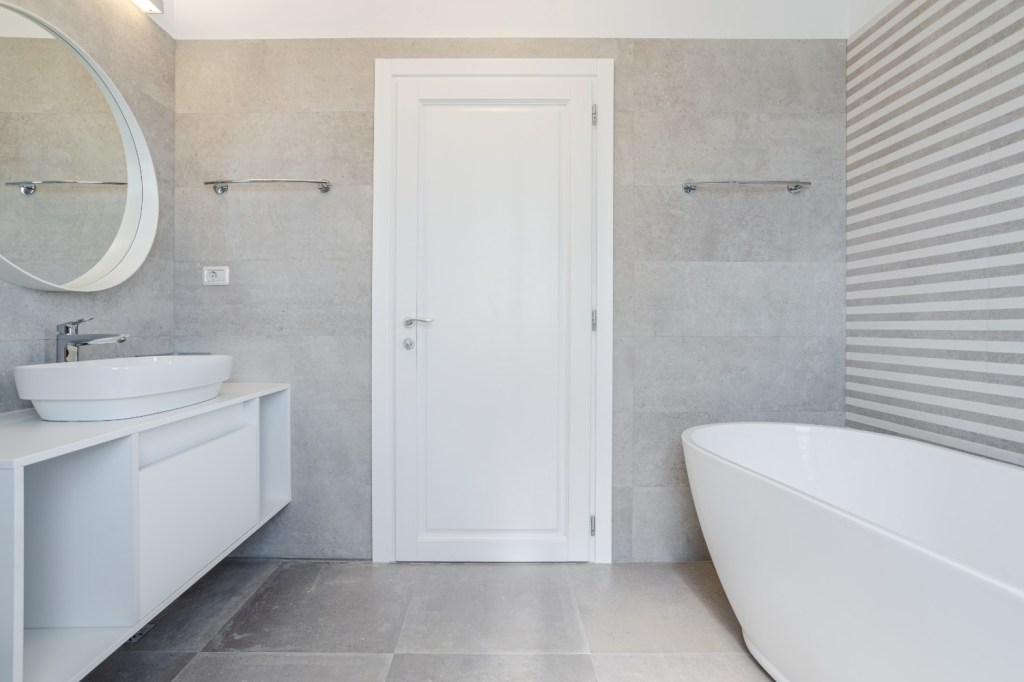 Apartament modern Ramnicu Valcea - amenajare baie Cristiana Zgripcea (4)