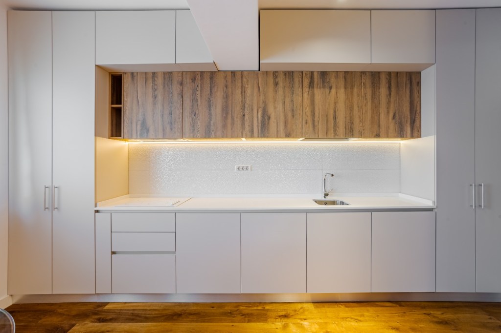 spatii depozitare Apartament modern Ramnicu Valcea - amenajare bucatarie Cristiana Zgripcea (1)