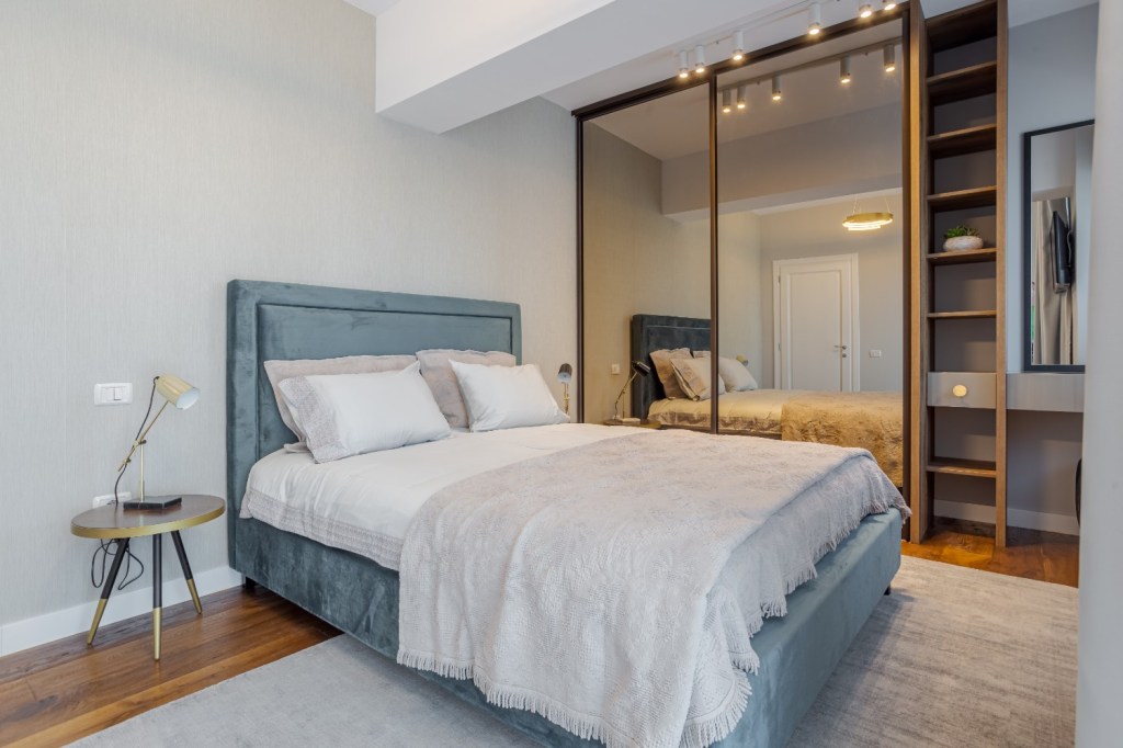 spatii depozitare Apartament modern Ramnicu Valcea - amenajare dormitor Cristiana Zgripcea (2)