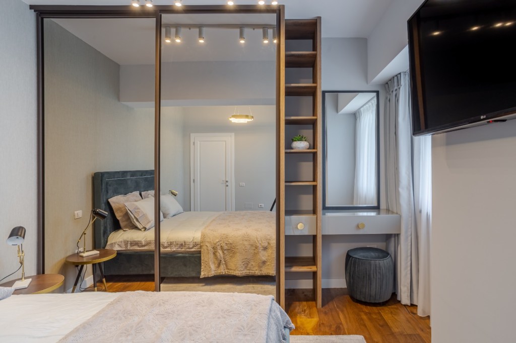 spații depozitare Apartament modern Ramnicu Valcea - amenajare dormitor Cristiana Zgripcea (2)