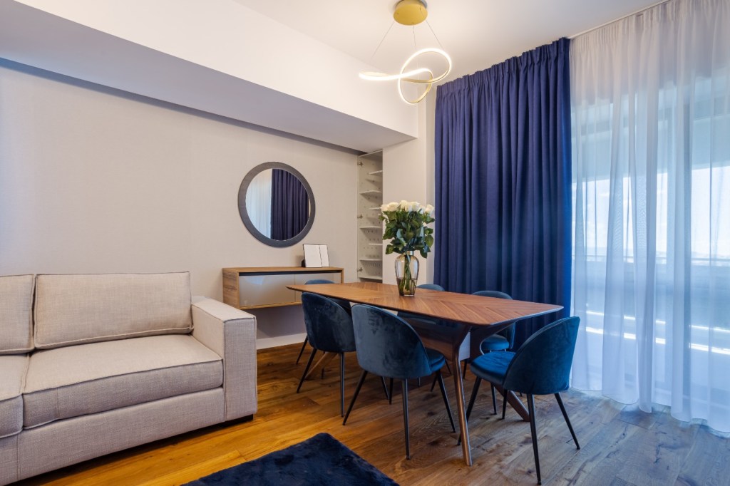 Apartament modern Ramnicu Valcea - amenajare living cu albastru arh. Cristiana Zgripcea (1)