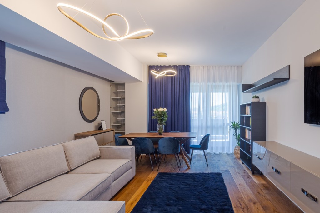 Apartament modern Ramnicu Valcea - amenajare living cu albastru arh. Cristiana Zgripcea (2)