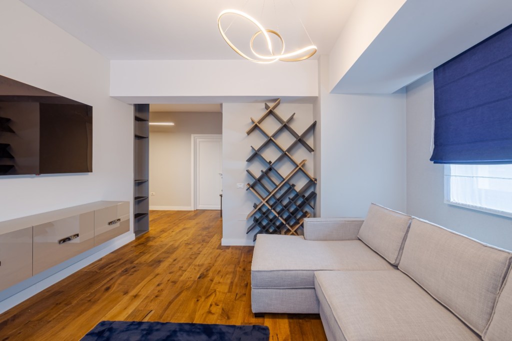 Apartament modern Ramnicu Valcea - amenajare living cu albastru arh. Cristiana Zgripcea (1)