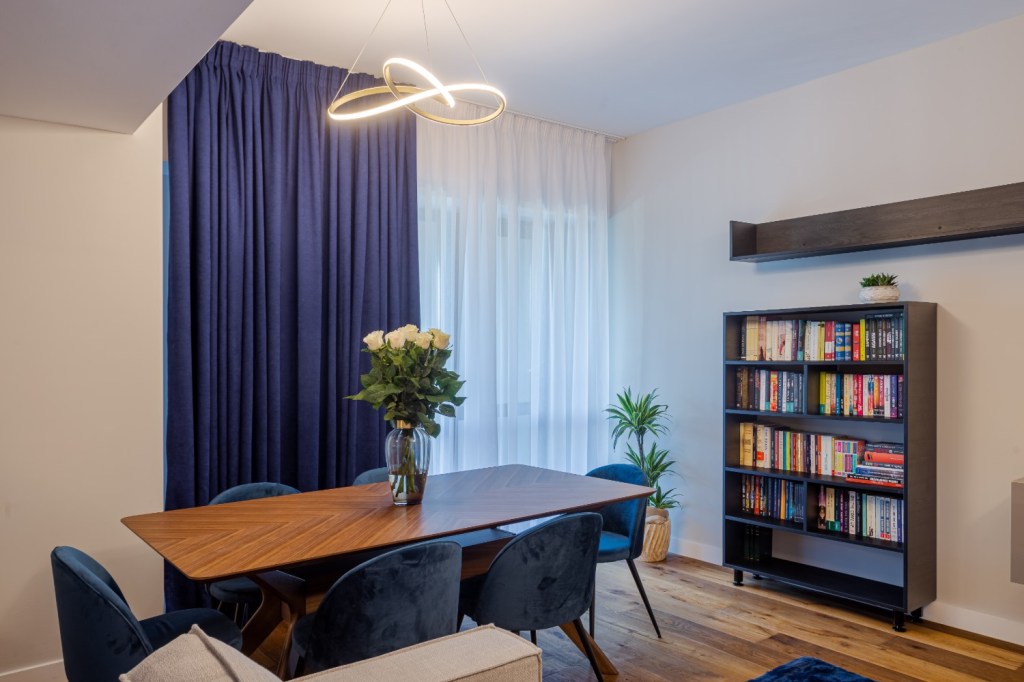Apartament modern Ramnicu Valcea - amenajare living cu albastru arh. Cristiana Zgripcea (1)