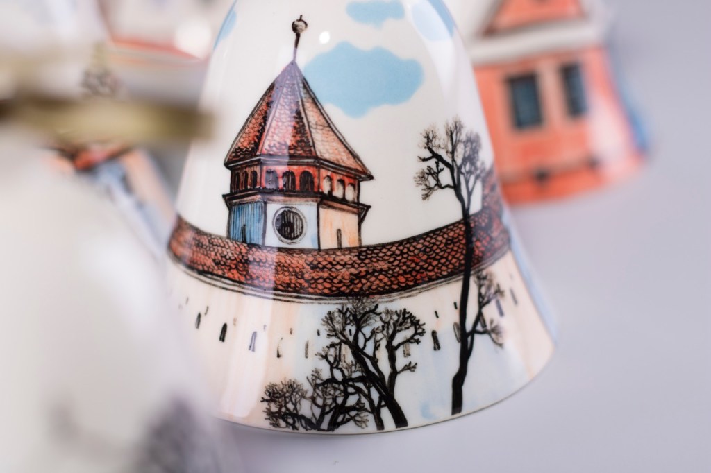Clopotei pictati cu case din Transilvania - portelan pictat Ceramic Sparrow (1)