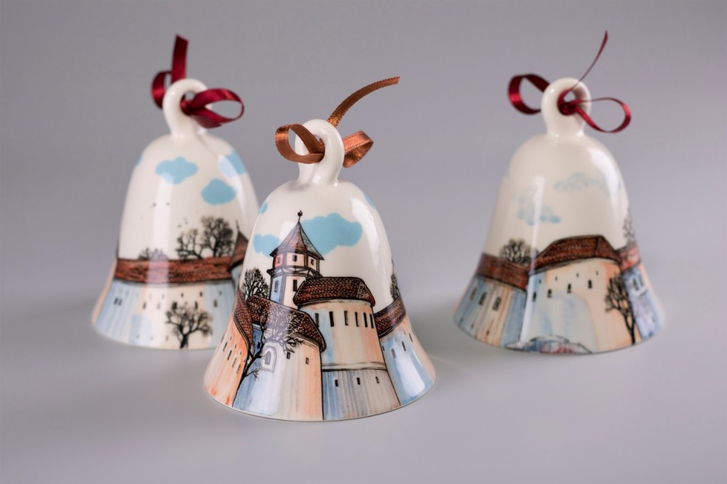 Clopotei pictati cu case din Transilvania - portelan pictat Ceramic Sparrow (1)