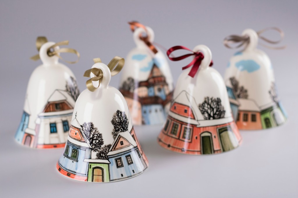 Clopotei pictati cu case din Transilvania - portelan pictat Ceramic Sparrow (1)
