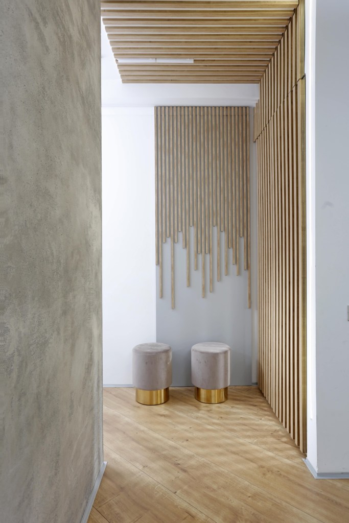 Living cromatica neutra designer Cristian Patrascu - riflaj