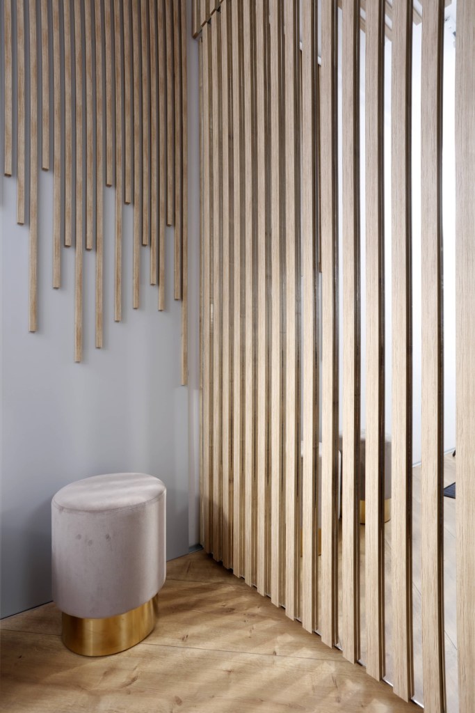 Living cromatica neutra designer Cristian Patrascu - riflaj