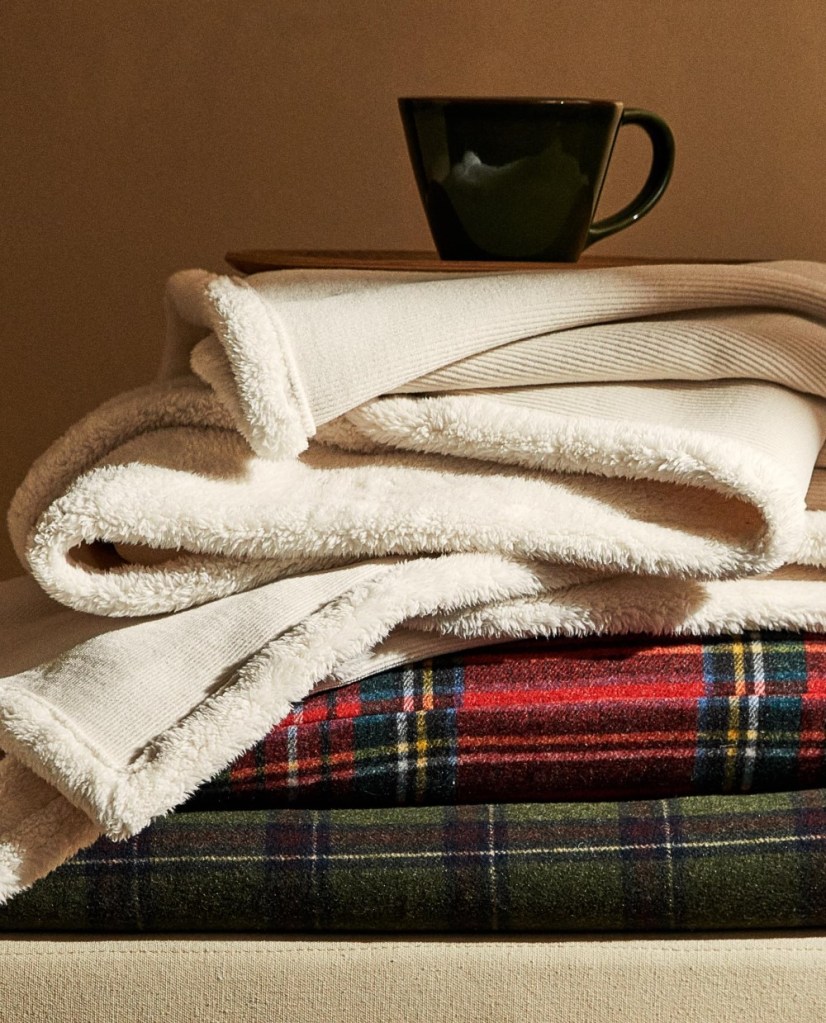Pătură reversibilă de Crăciun, Zara Home, 299 lei