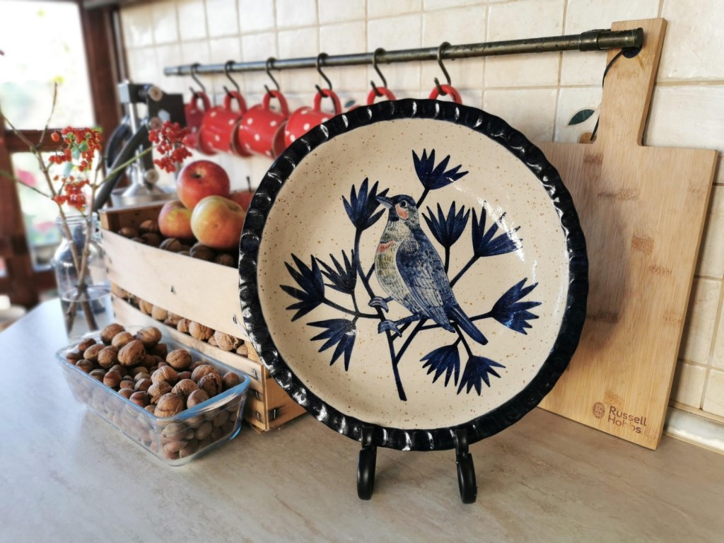 Platou cu pasăre (diametrul 36 cm) - preț 400 lei.