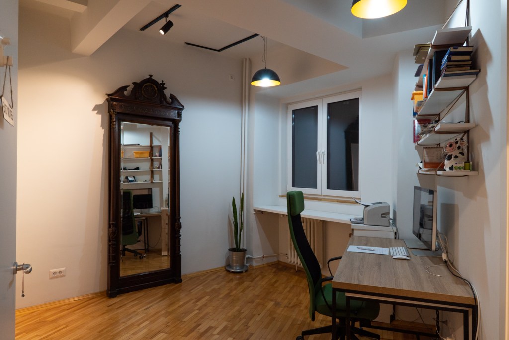Renovare apartament vechi Universitate - birou Cristina