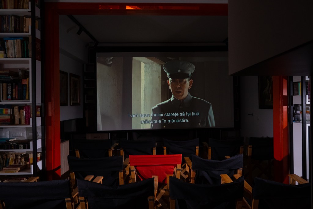 Renovare apartament vechi Universitate - cinema în living